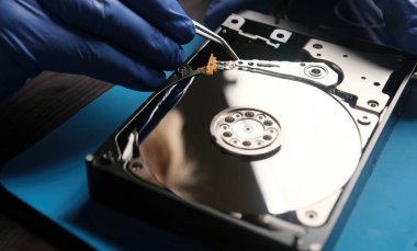 Servis elemanı hizmet merkezindeki hdd veri diskini onardı