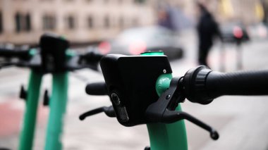 Kiralık elektrikli scooter 'lar şehir sokaklarında kiralanabilir