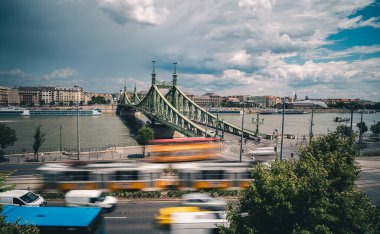 Yoğun trafik ve Budapeşte 'deki Tuna Nehri ile Özgürlük Köprüsü' nün şaşırtıcı panoramik manzarası