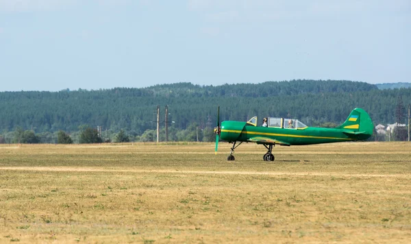 Grön flygplan med propeller på flygfältet — Stockfoto