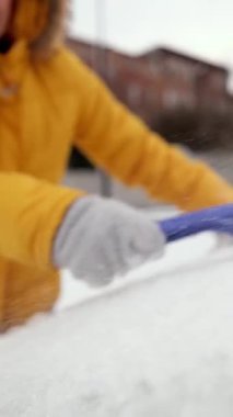 Kışın Otoparkta Taze Karı Fırçalayan Kadın, Dikey Video