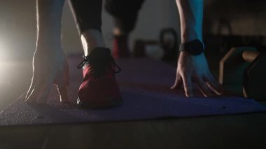 Genç Atletik Adam Yoga Yapıyor. Akşam evde dramatik bir ışıkla yere uzanıyor.