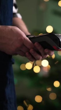 Garson, Bill 'i Pos Terminali' ne, Müşteri Kablosuz Ödeme 'ye Akıllı Telefonla, Dikey Videoyla Girdi