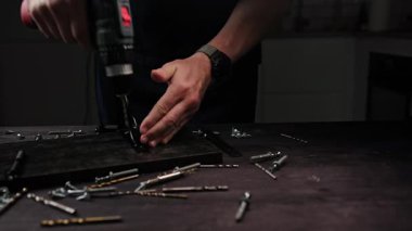 Usta Marangoz, el yapımı mutfak rafları yaratmak için atölyedeki Kara Ahşap Kalasları deliyor