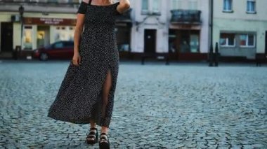 Hafif Yaz Elbiseli Genç Kadın Avrupa 'nın Tarihi Bölgesinde Dolaşıyor