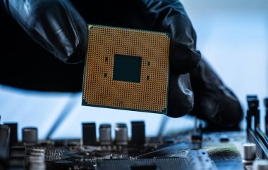 Bilgisayar Tamircisi Değiştirmeden Önce Bilgisayar İşlemcisi Tutuyor