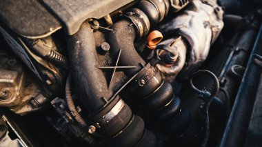 Açık Başlıklı Altında Yüksek Mil Aracının Motoru