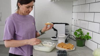 Belçika Waffle 'ına Krem şanti döken Kadın