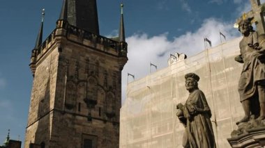 Köprü Kapısı Kuleleri ve Charles Köprüsü Heykelleri Mavi Gökyüzüne Karşı