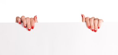 Elleri kocaman boş bir kağıt tutuyor.