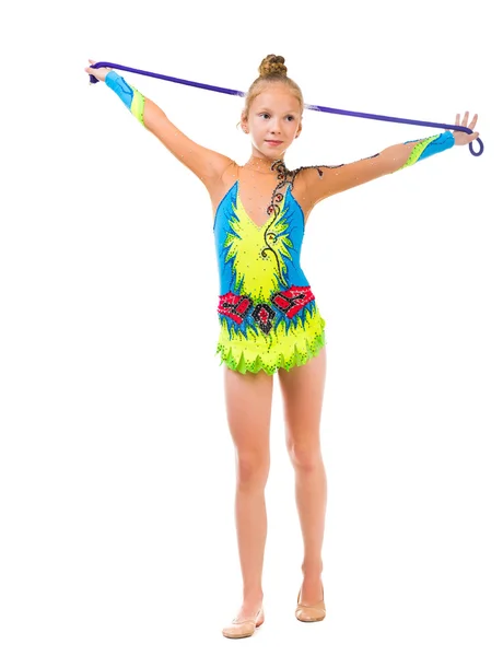 Liten gymnast innehar ett hopprep över hennes huvud — Stockfoto