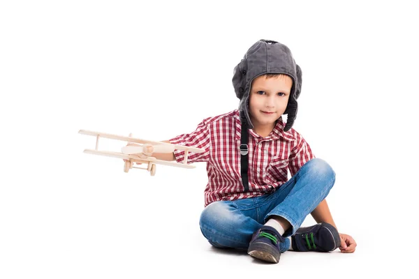 Menino com chapéu de piloto e avião de brinquedo — Fotografia de Stock