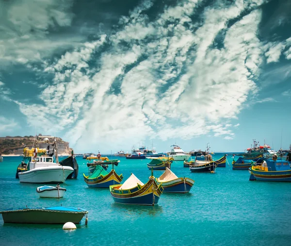 Barcos de pesca perto da aldeia de Marsaxlokk — Fotografia de Stock