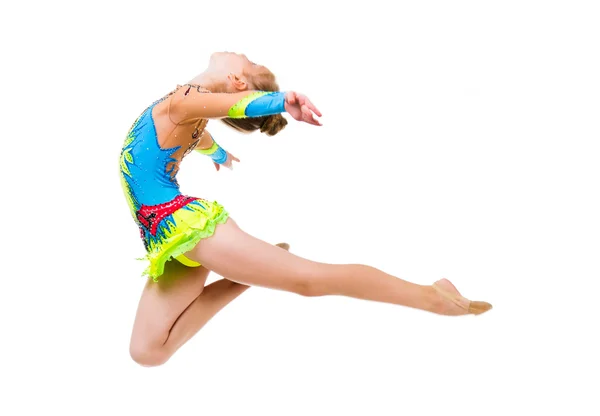 Маленькая гимнастка делает упражнения — стоковое фото
