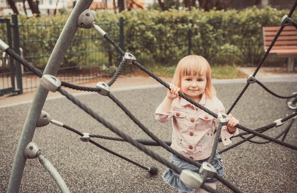 Petite fille sur une aire de jeux — Photo