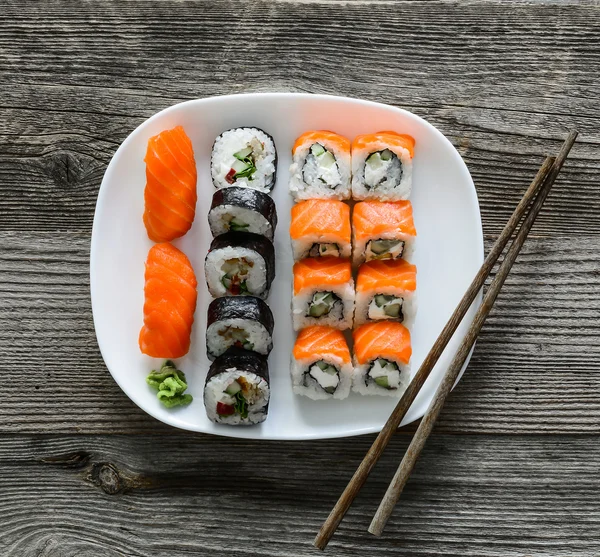 Verschiedene Sushi auf weißem Teller — Stockfoto