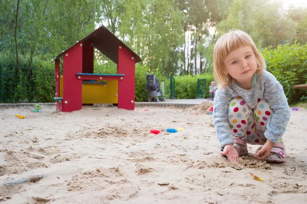 Lite dirl i en sandlåda — Stockfoto