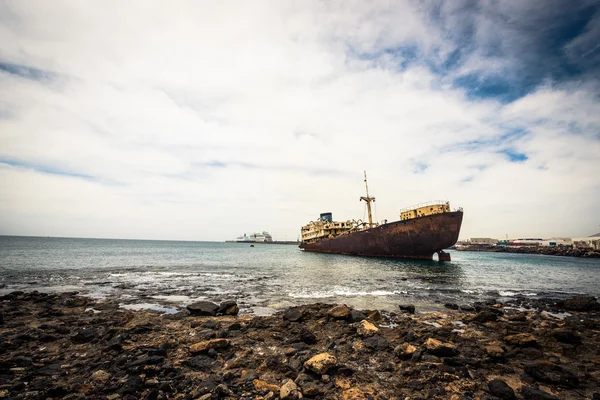 Barco roto cerca de la costa Lanzarote — Foto de Stock