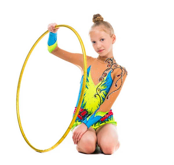 Liten gymnast sitter på golvet med hoop — Stockfoto