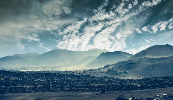 Красивый горный пейзаж с вулканами — стоковое фото