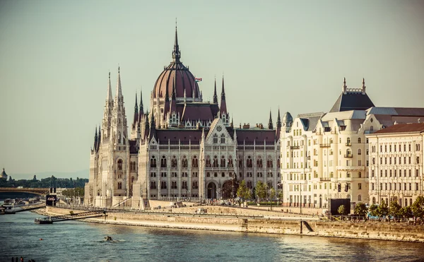 Parlement national hongrois et Danube — Photo