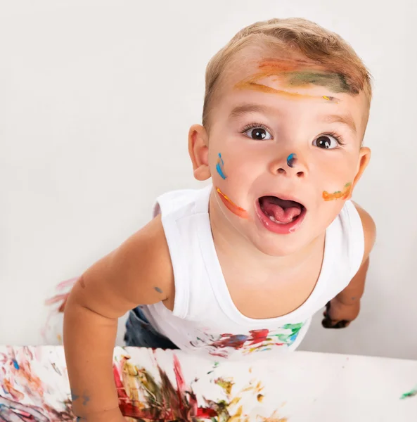 Vrolijk jongetje met geschilderde gezicht — Stockfoto