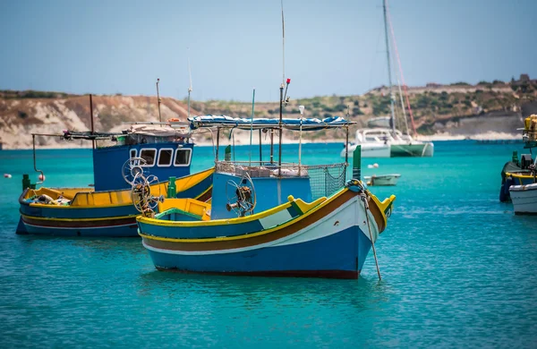 Barcos de pesca perto da aldeia de Marsaxlokk — Fotografia de Stock