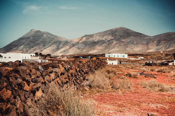 Bir evi olan dağ manzarası — Stok fotoğraf