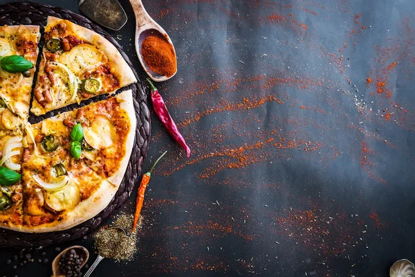 Pizza saborosa em preto — Fotografia de Stock