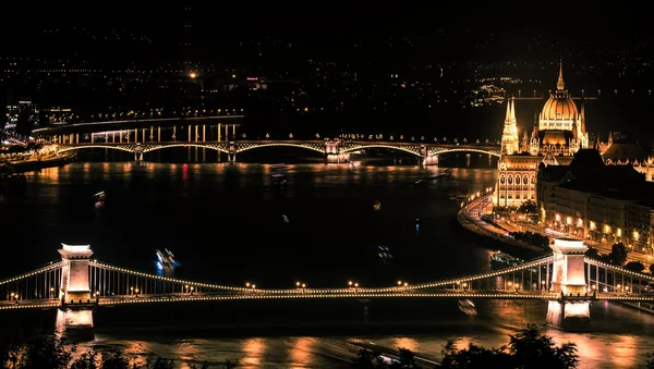 在布达佩斯多瑙河上的夜景 — 图库照片