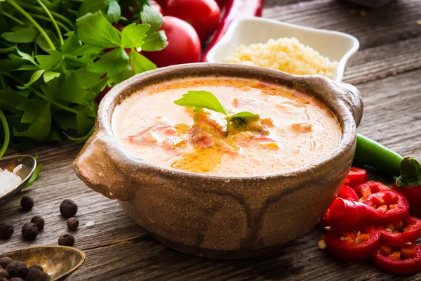 Sope queso avec des légumes sur fond en bois — Photo