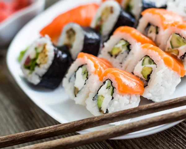 Olika sushi på vit platta — Stockfoto