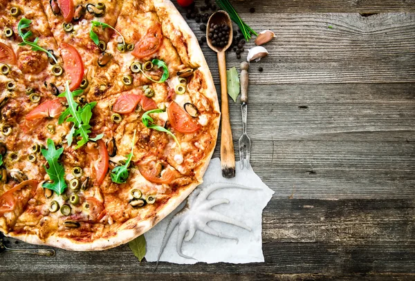 Grote smakelijke pizza — Stockfoto