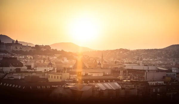 Sunset bulvarında Budapeşte üzerinde göster — Stok fotoğraf