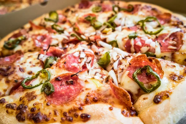 大きなピリ辛ピザ — ストック写真