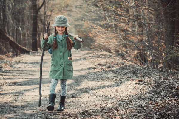 Girl goes through the woods — Stock Photo, Image