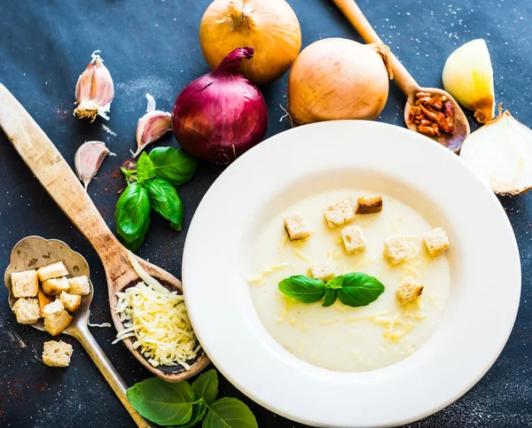 Zwiebelsuppe auf dem Tisch — Stockfoto