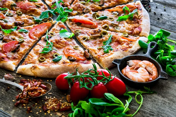 Große Meeresfrüchte-Pizza — Stockfoto