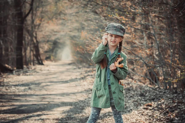 Маленькая девочка играет с рогаткой — стоковое фото