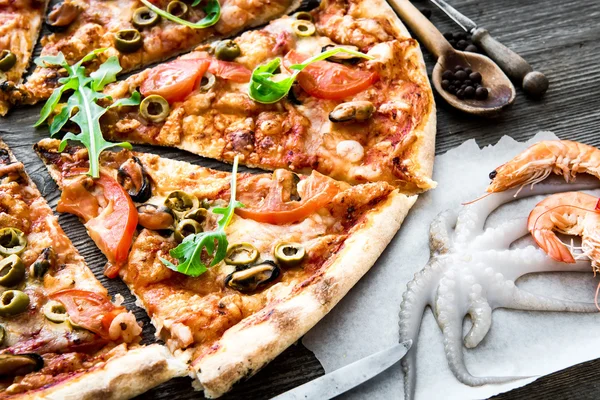 Grote smakelijke pizza — Stockfoto