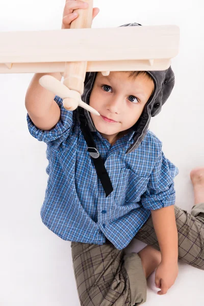 Menino com chapéu de piloto e avião de brinquedo — Fotografia de Stock