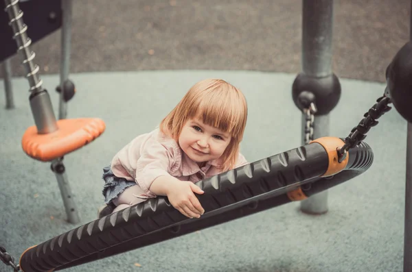 Bambina in un parco giochi — Foto Stock