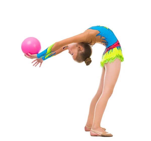 Pequena ginasta fazendo um exercício com bola — Fotografia de Stock