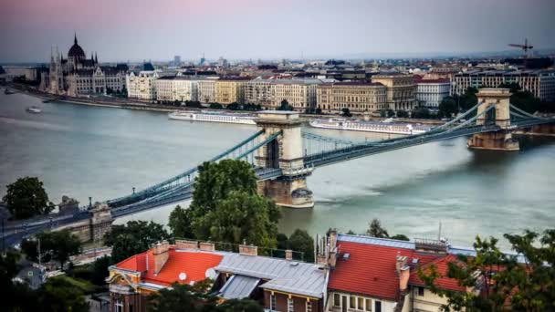 Vista sobre a ponte sobre o Danúbio em Budapeste — Vídeo de Stock