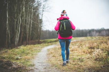 bir sırt çantası g kızla