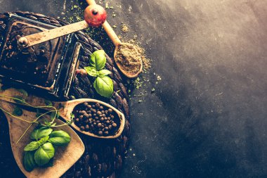 Eski değirmen ve baharatlar ile tahta kaşıklar