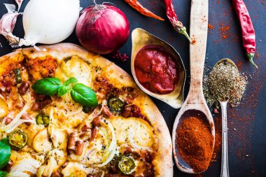 Siyah arka planda lezzetli bir pizza.