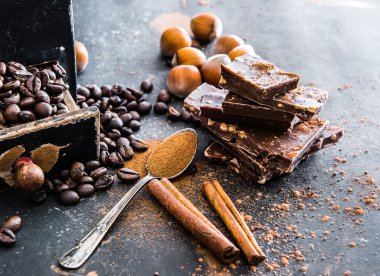 Çikolata, fındık, baharatlar masada.