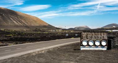 dağların yakınlarında yol ve Restoran reklam fıçılar