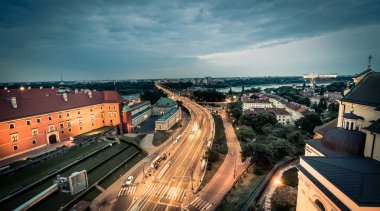 Varşova gece görünümünden merkezi kare Köprüsü